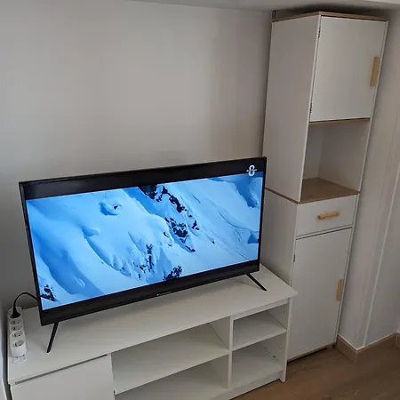 Spacious Flat With Private Parking