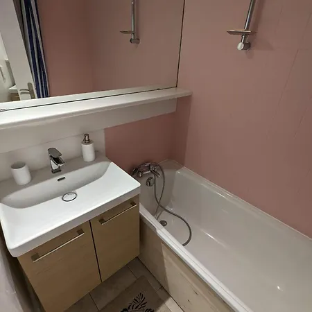 Spacious Flat With Private Parking Apartman